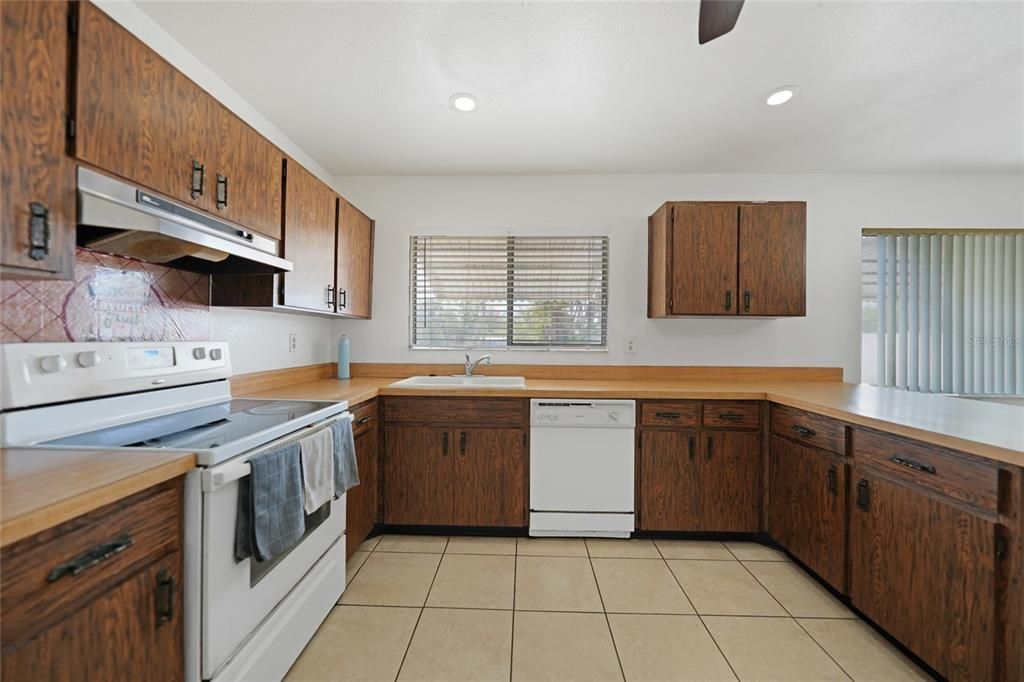 Active With Contract: $230,000 (3 beds, 2 baths, 1320 Square Feet)