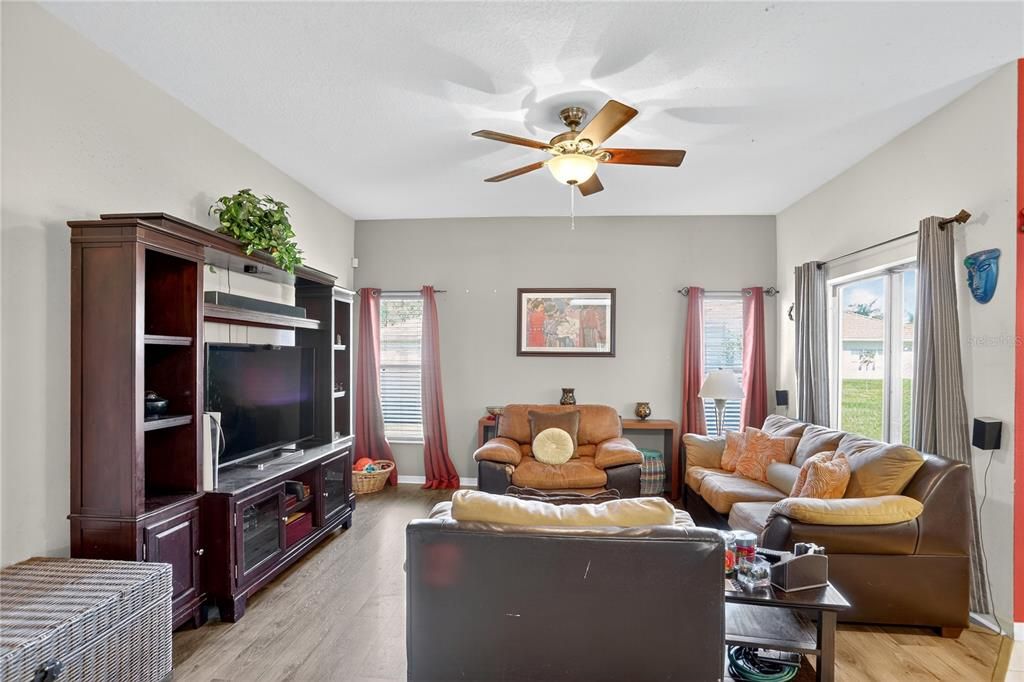 Active With Contract: $325,000 (3 beds, 2 baths, 1687 Square Feet)