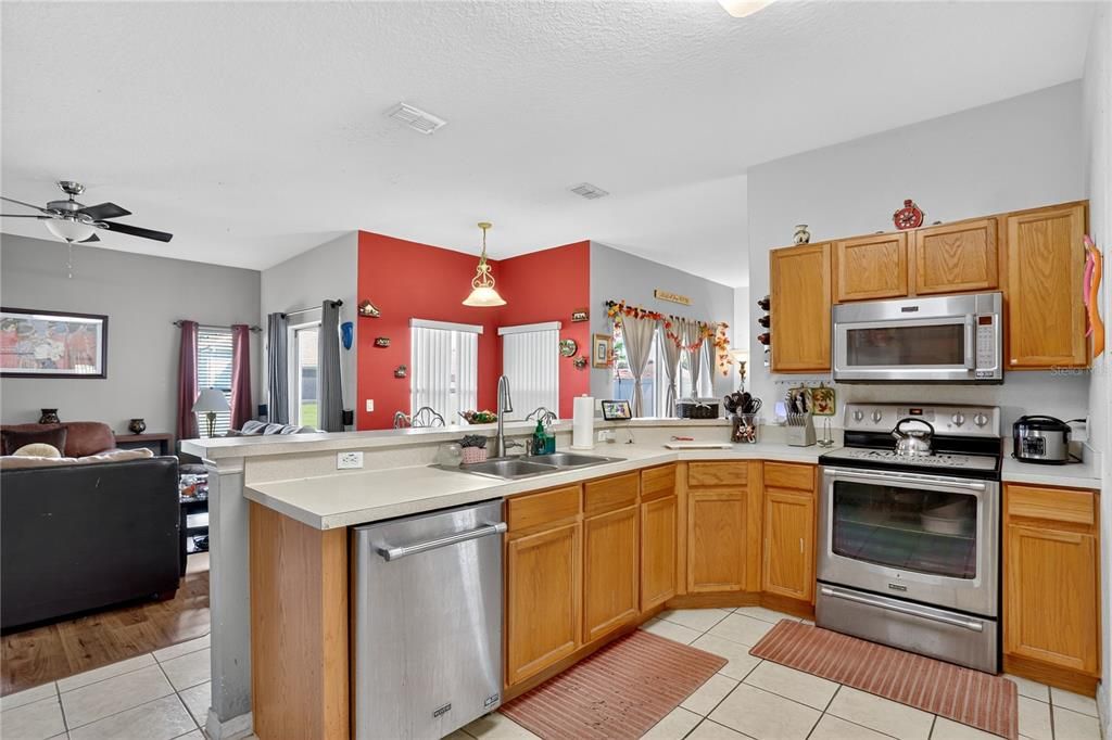 Active With Contract: $325,000 (3 beds, 2 baths, 1687 Square Feet)