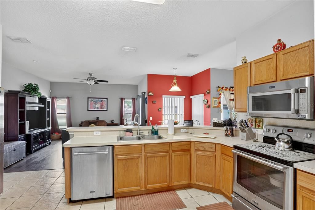 Active With Contract: $325,000 (3 beds, 2 baths, 1687 Square Feet)