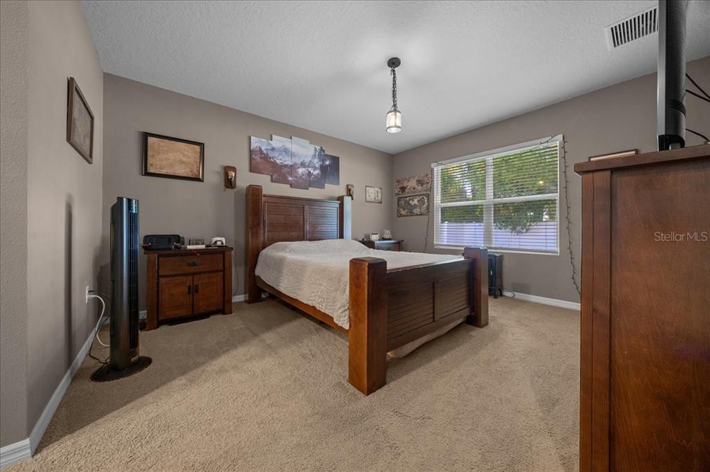 合同活跃: $315,000 (3 贝兹, 2 浴室, 1670 平方英尺)