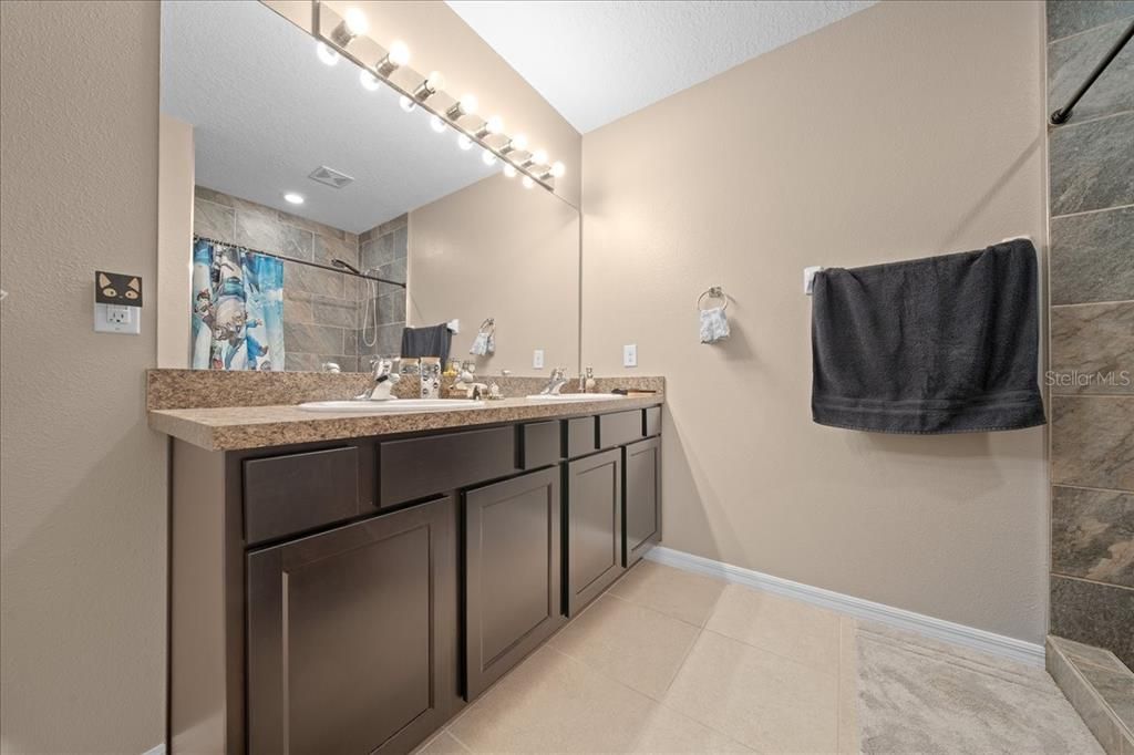 合同活跃: $315,000 (3 贝兹, 2 浴室, 1670 平方英尺)