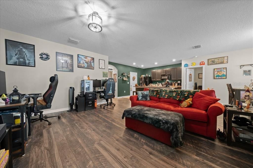 合同活跃: $315,000 (3 贝兹, 2 浴室, 1670 平方英尺)