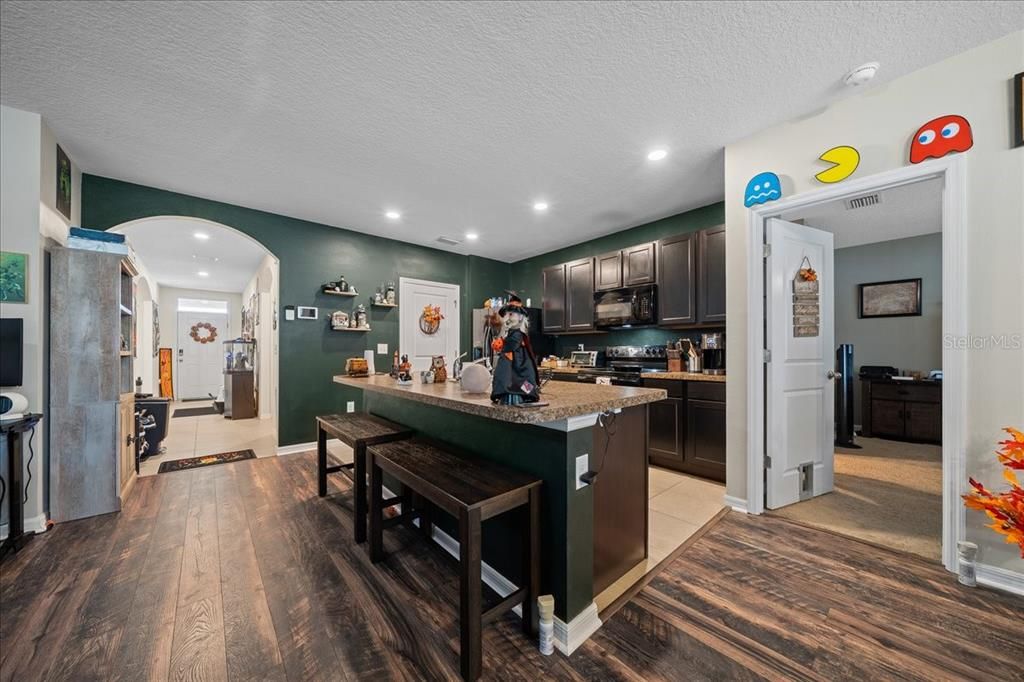 合同活跃: $315,000 (3 贝兹, 2 浴室, 1670 平方英尺)