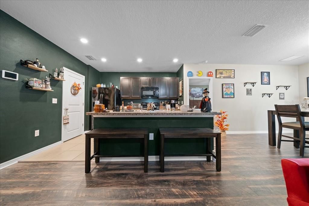 合同活跃: $315,000 (3 贝兹, 2 浴室, 1670 平方英尺)