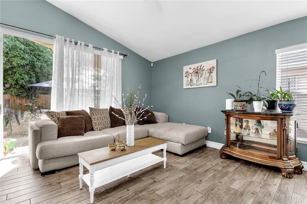 合同活跃: $385,000 (3 贝兹, 2 浴室, 1606 平方英尺)