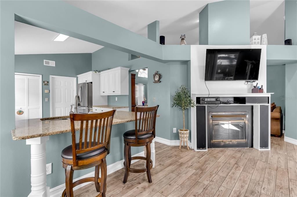 合同活跃: $385,000 (3 贝兹, 2 浴室, 1606 平方英尺)