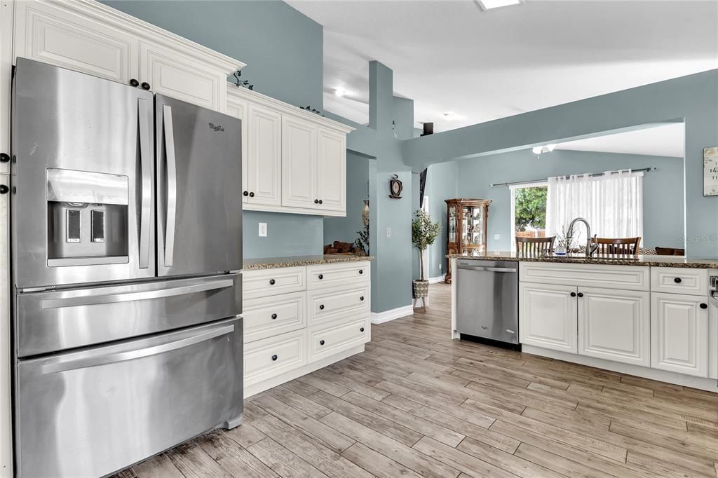 合同活跃: $385,000 (3 贝兹, 2 浴室, 1606 平方英尺)