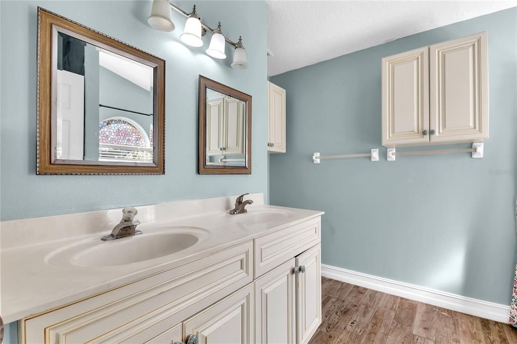 合同活跃: $385,000 (3 贝兹, 2 浴室, 1606 平方英尺)