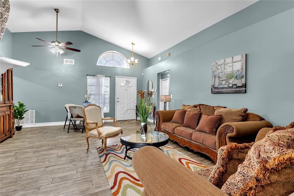 合同活跃: $385,000 (3 贝兹, 2 浴室, 1606 平方英尺)