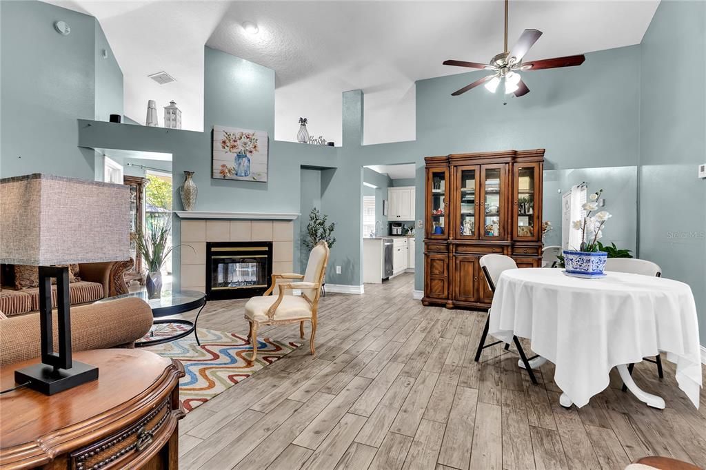 合同活跃: $385,000 (3 贝兹, 2 浴室, 1606 平方英尺)