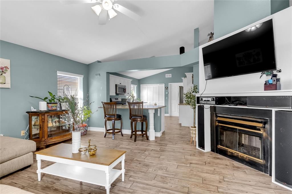 合同活跃: $385,000 (3 贝兹, 2 浴室, 1606 平方英尺)