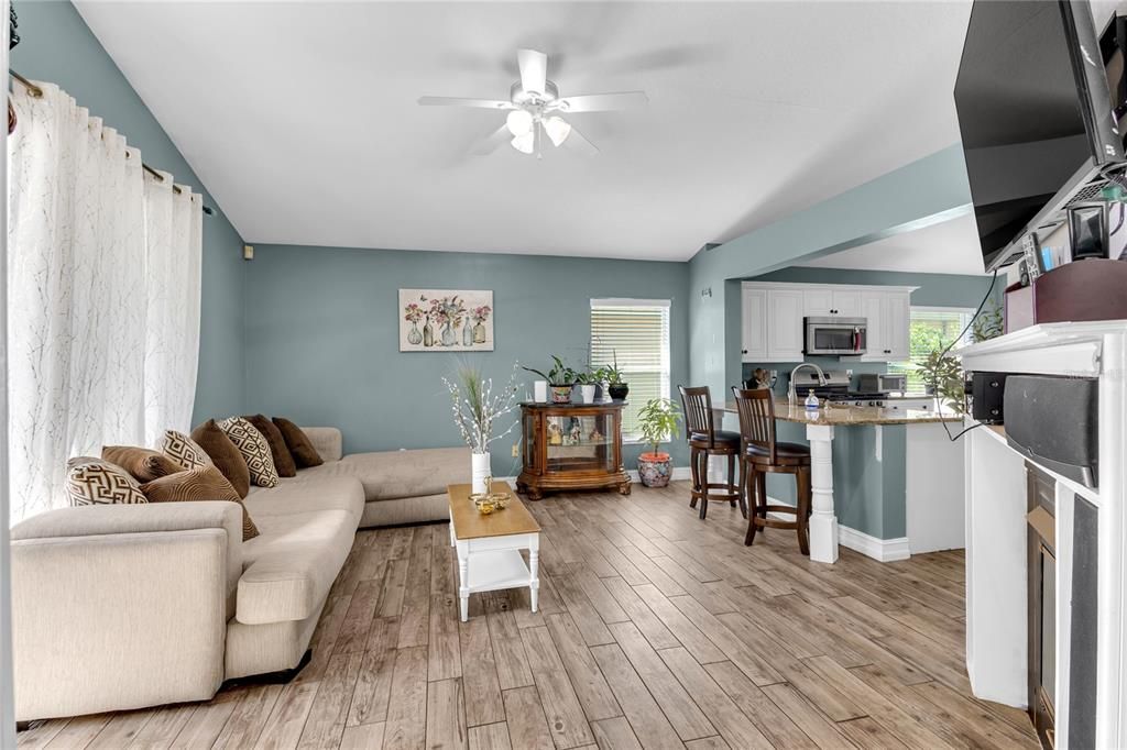 合同活跃: $385,000 (3 贝兹, 2 浴室, 1606 平方英尺)