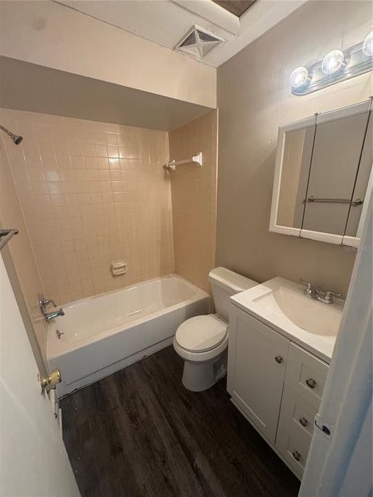 Activo con contrato: $299,000 (3 camas, 2 baños, 1143 Pies cuadrados)