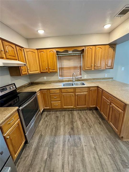 Activo con contrato: $299,000 (3 camas, 2 baños, 1143 Pies cuadrados)