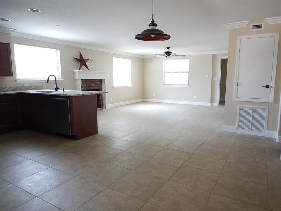 For Rent: $1,850 (2 beds, 1 baths, 1124 Square Feet)