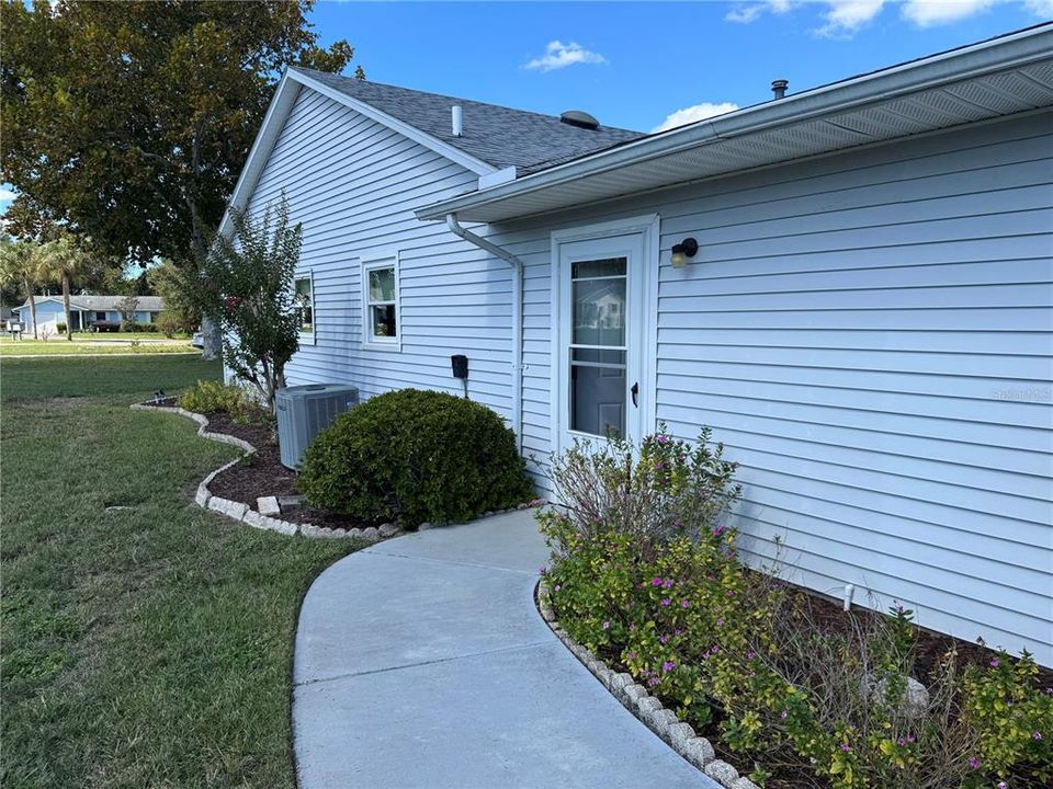 Под контрактом: $188,500 (2 спален, 2 ванн, 1336 Квадратных фут)