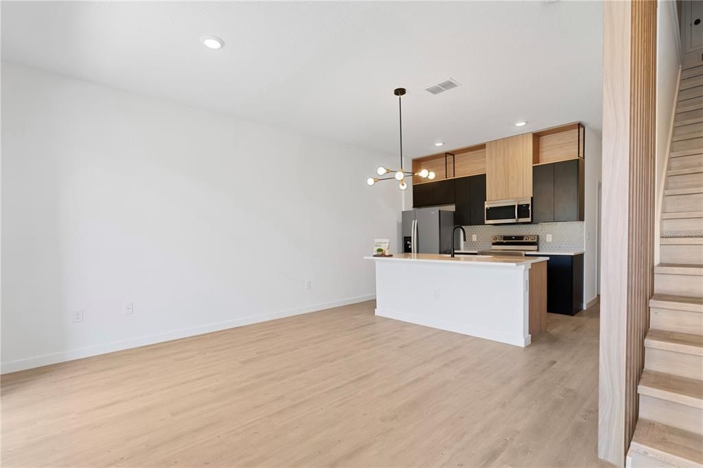 На продажу: $359,999 (3 спален, 3 ванн, 1361 Квадратных фут)