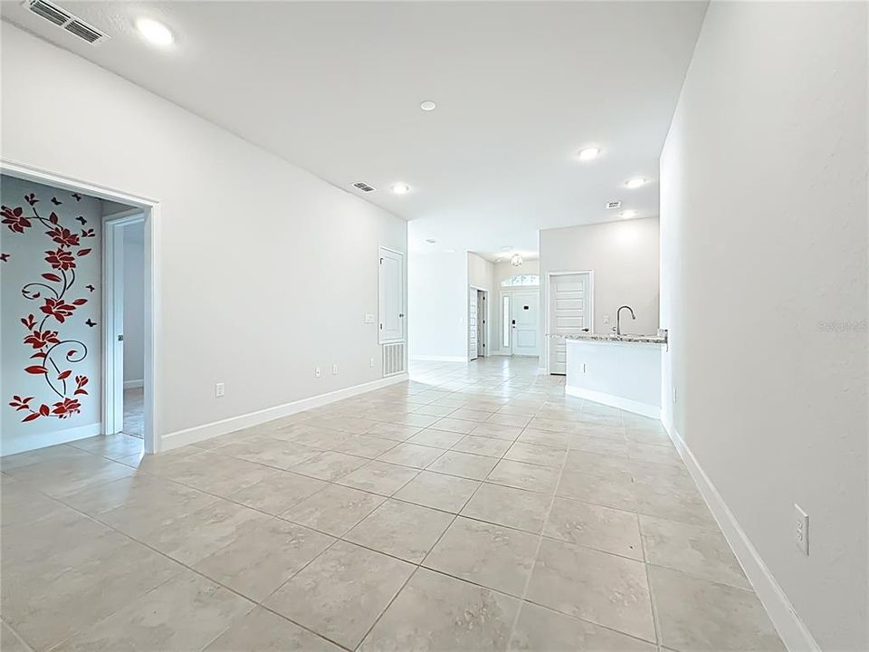 For Sale: $323,000 (4 beds, 2 baths, 1820 Square Feet)