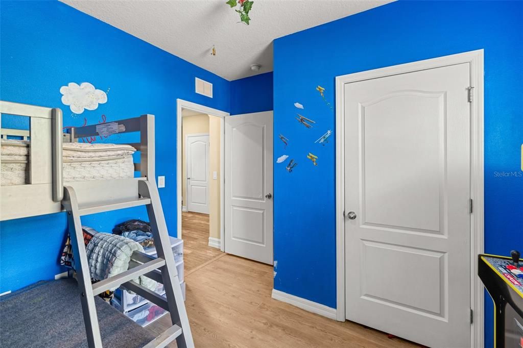 合同活跃: $295,000 (4 贝兹, 2 浴室, 1778 平方英尺)