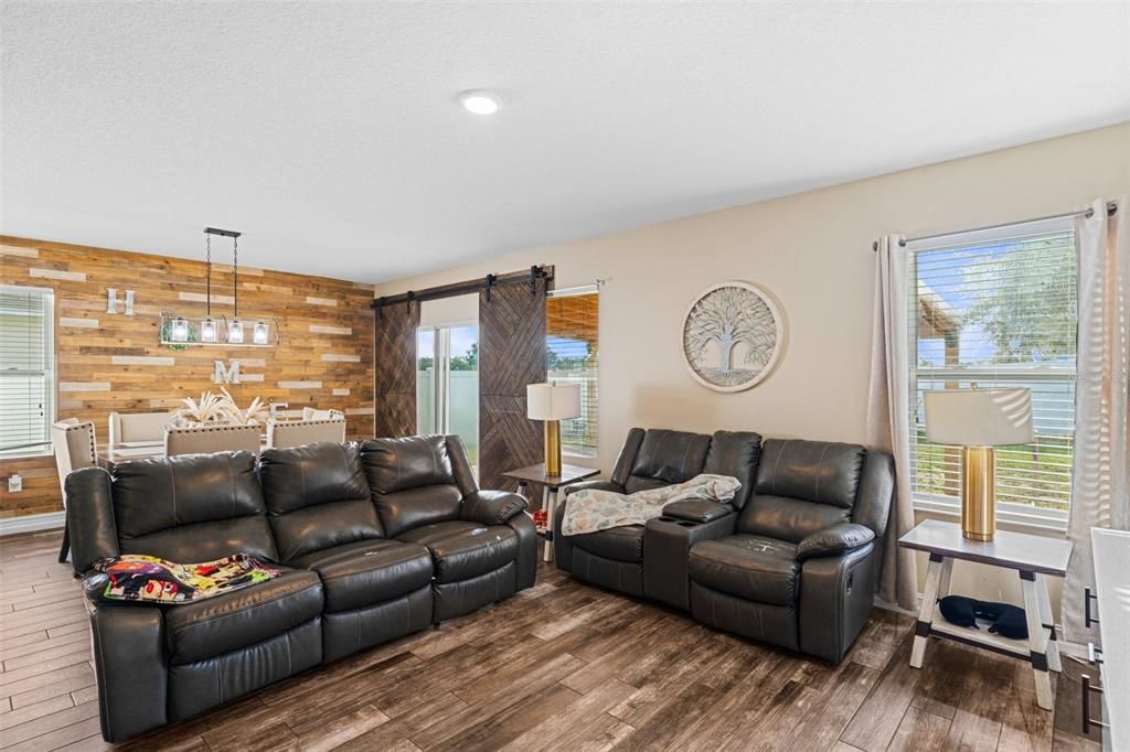 合同活跃: $295,000 (4 贝兹, 2 浴室, 1778 平方英尺)