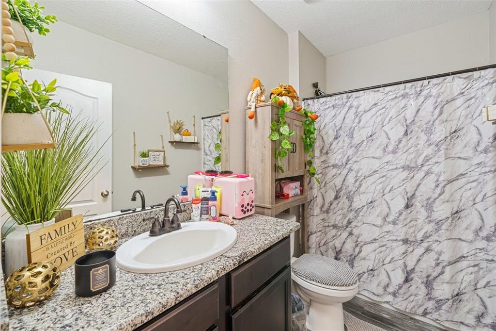 合同活跃: $295,000 (4 贝兹, 2 浴室, 1778 平方英尺)