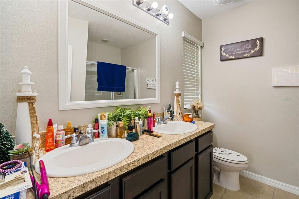 合同活跃: $295,000 (4 贝兹, 2 浴室, 1778 平方英尺)