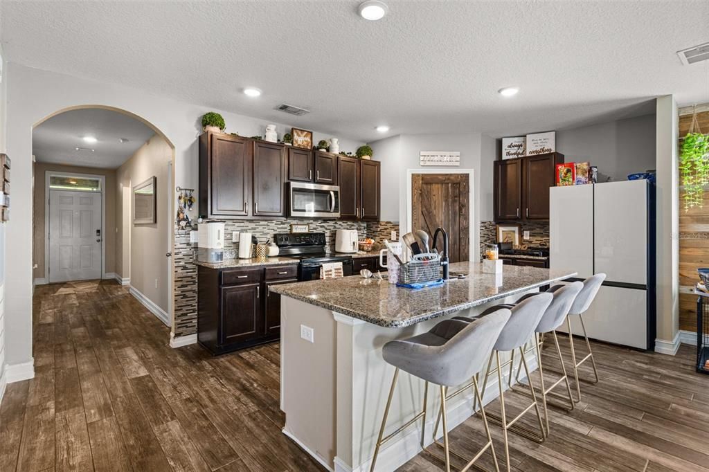 合同活跃: $295,000 (4 贝兹, 2 浴室, 1778 平方英尺)