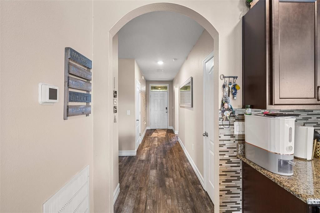 合同活跃: $295,000 (4 贝兹, 2 浴室, 1778 平方英尺)