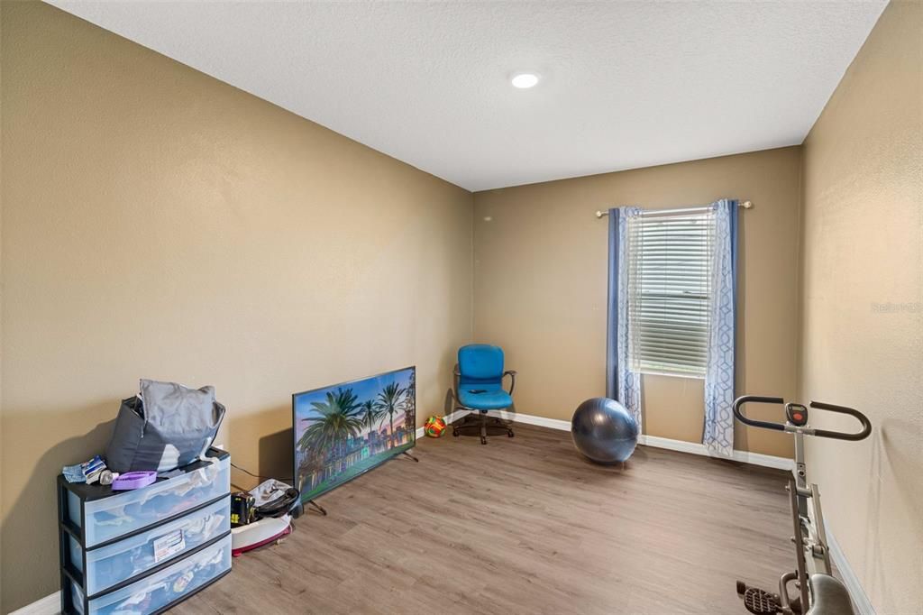 合同活跃: $295,000 (4 贝兹, 2 浴室, 1778 平方英尺)