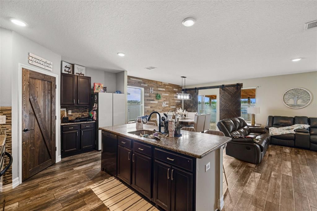 合同活跃: $295,000 (4 贝兹, 2 浴室, 1778 平方英尺)