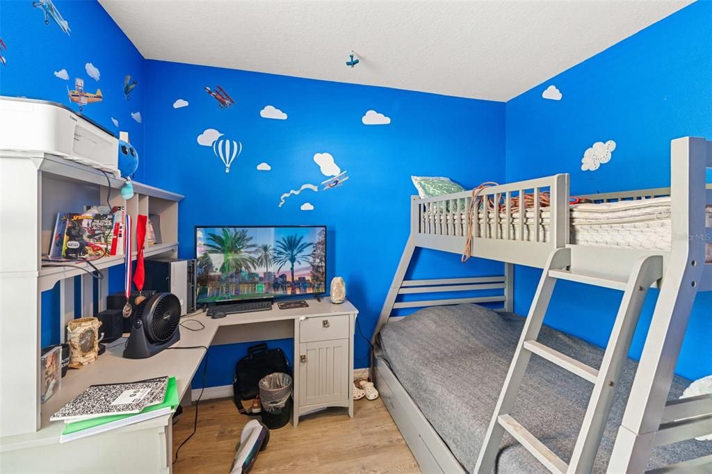 合同活跃: $295,000 (4 贝兹, 2 浴室, 1778 平方英尺)