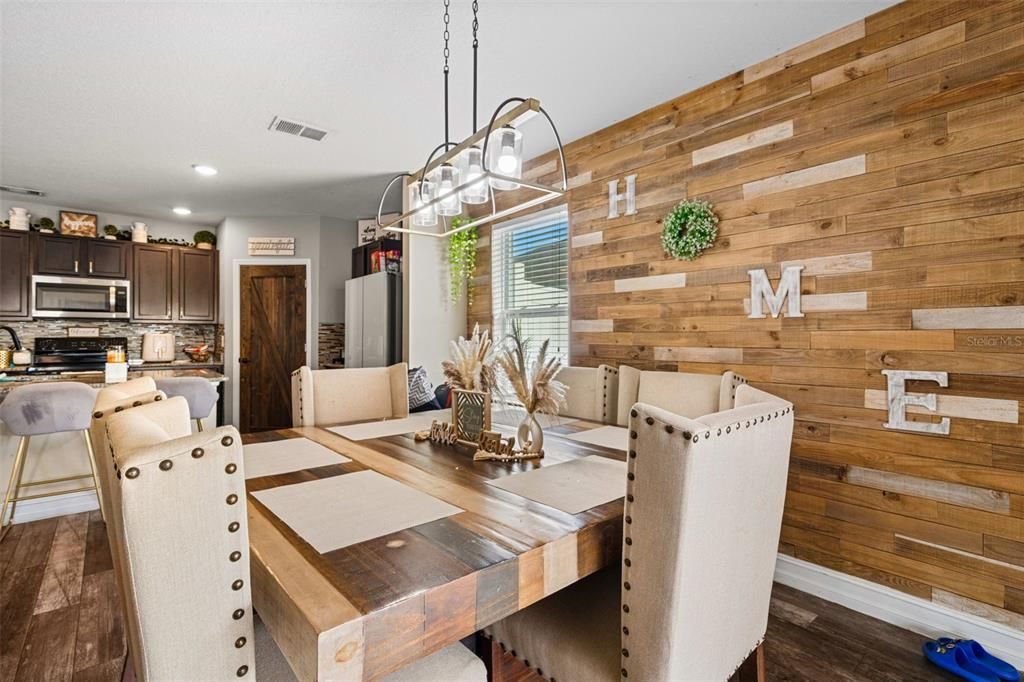 合同活跃: $295,000 (4 贝兹, 2 浴室, 1778 平方英尺)