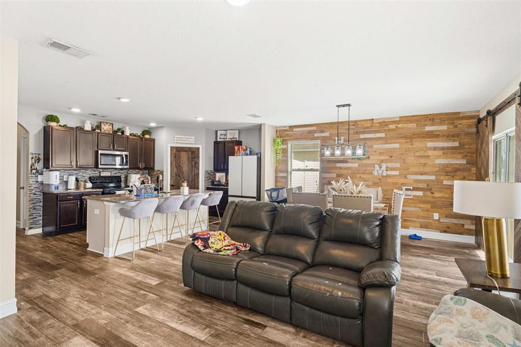 合同活跃: $295,000 (4 贝兹, 2 浴室, 1778 平方英尺)