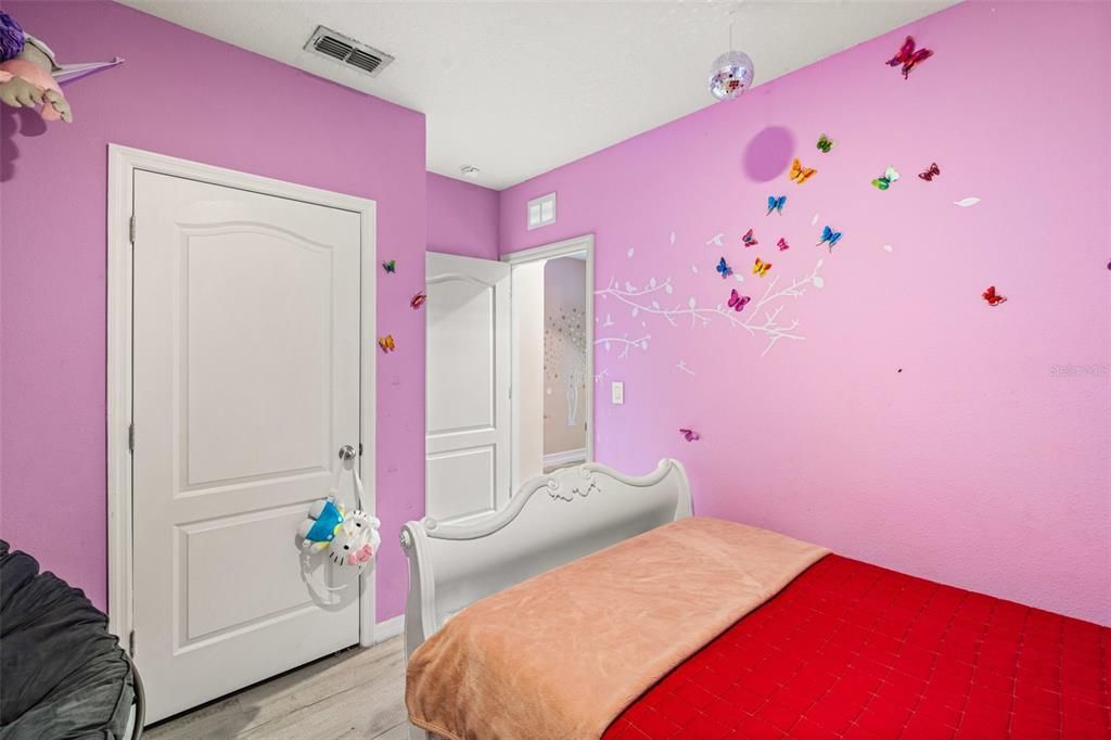 合同活跃: $295,000 (4 贝兹, 2 浴室, 1778 平方英尺)