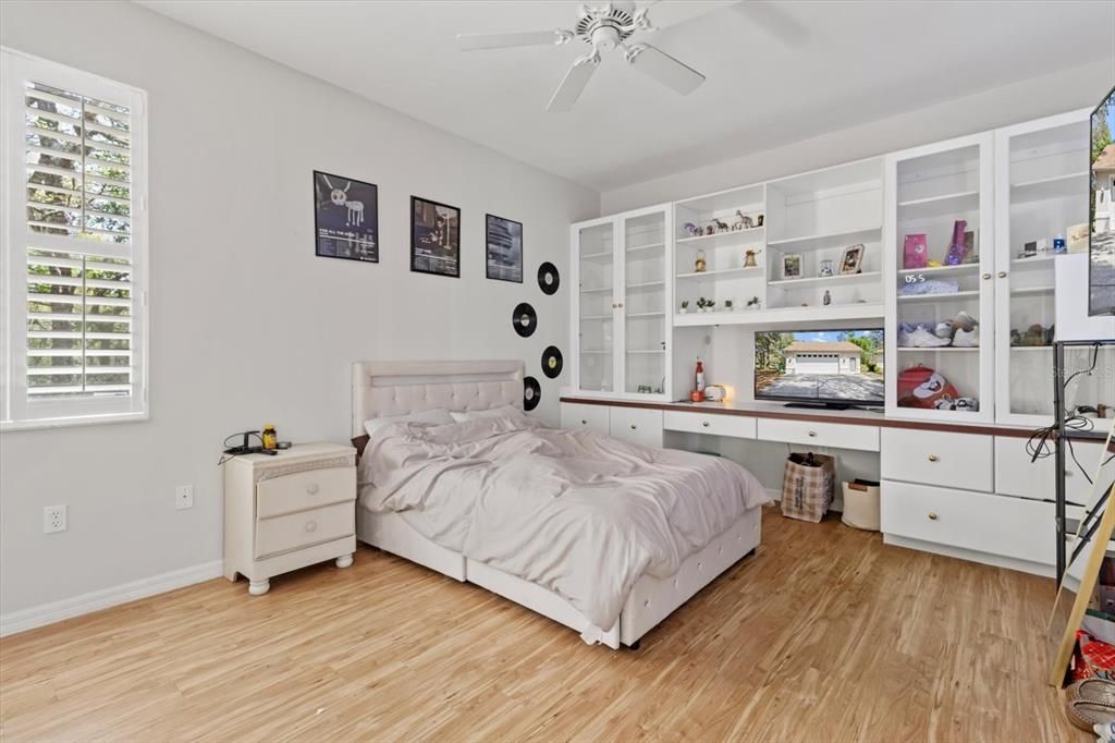 For Sale: $499,000 (3 beds, 3 baths, 2380 Square Feet)