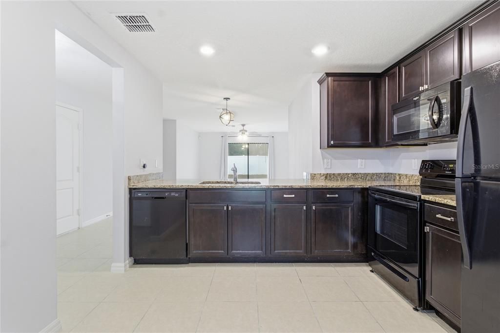 Под контрактом: $259,900 (3 спален, 2 ванн, 1244 Квадратных фут)