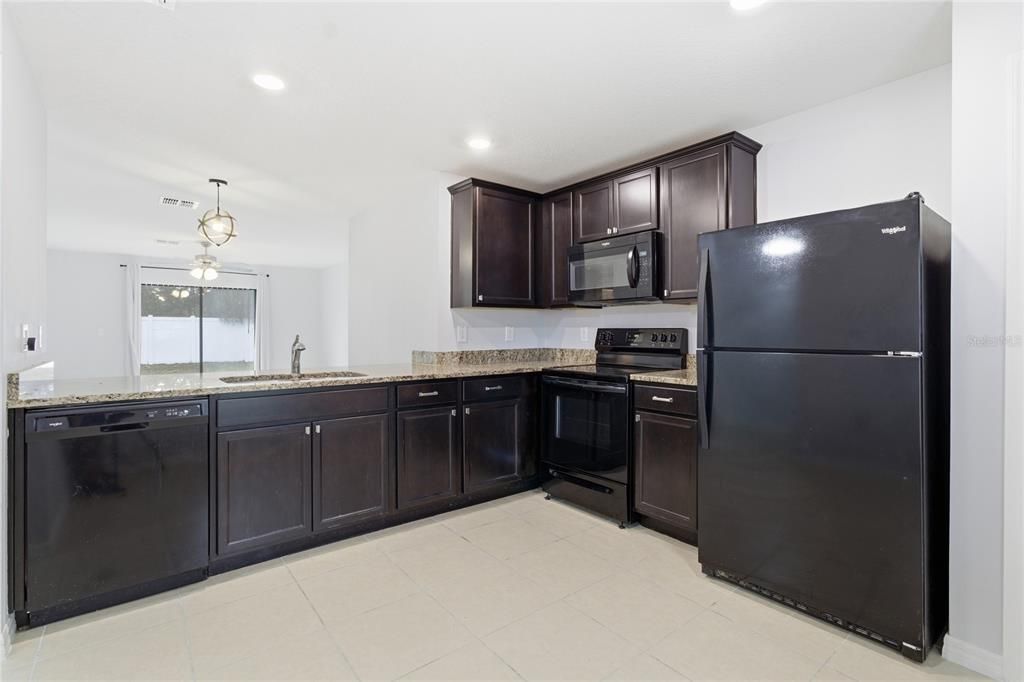 Под контрактом: $259,900 (3 спален, 2 ванн, 1244 Квадратных фут)