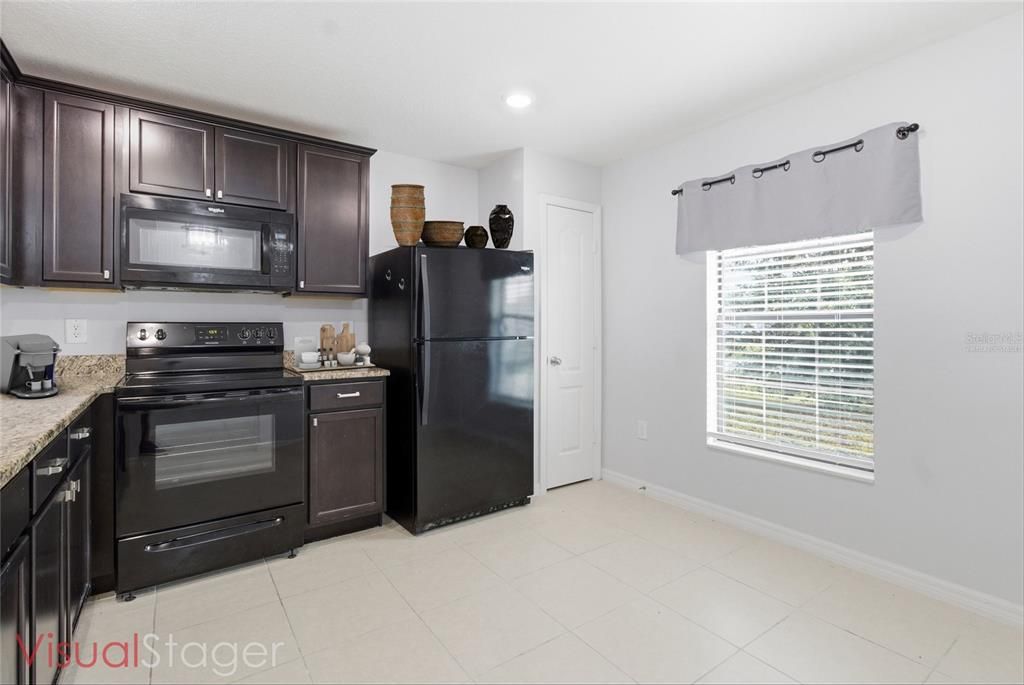 Под контрактом: $259,900 (3 спален, 2 ванн, 1244 Квадратных фут)