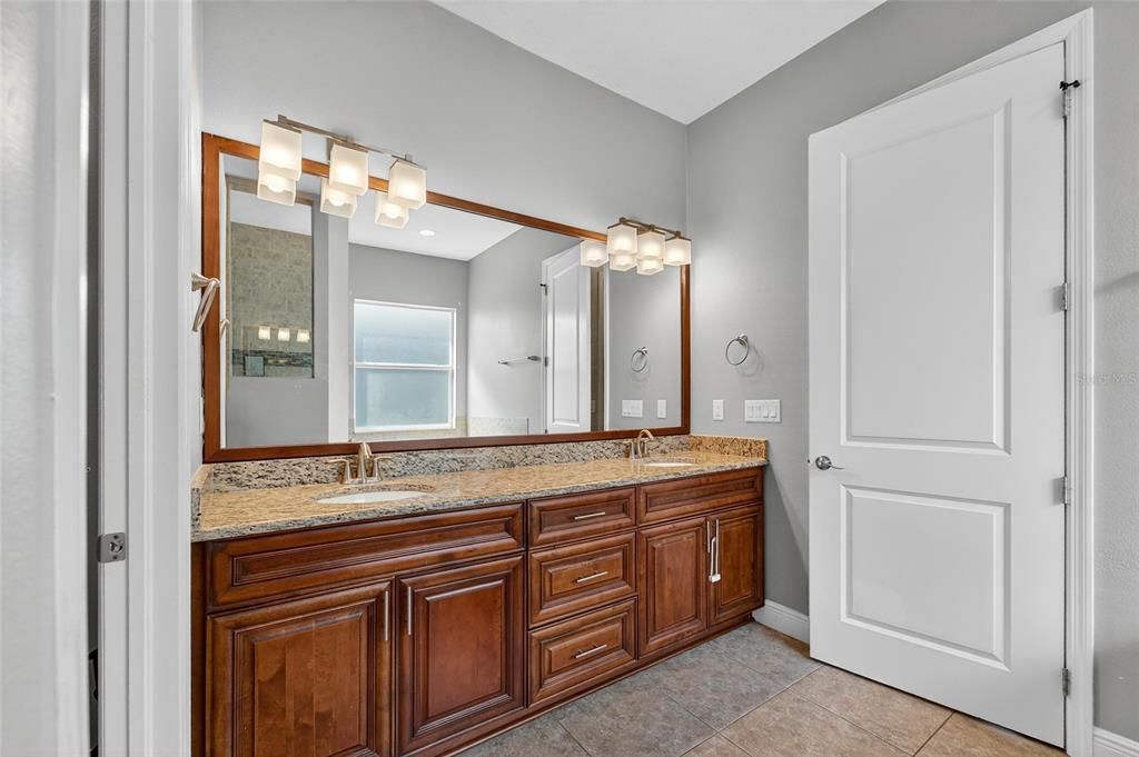 For Sale: $400,000 (4 beds, 3 baths, 2036 Square Feet)