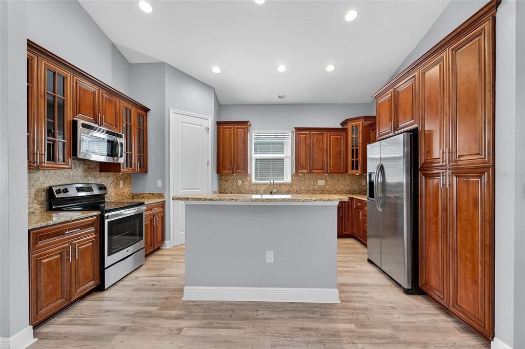 For Sale: $400,000 (4 beds, 3 baths, 2036 Square Feet)