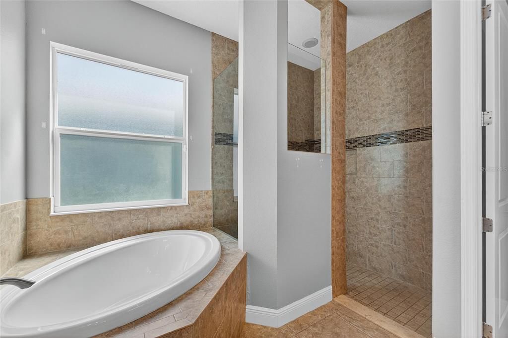 For Sale: $400,000 (4 beds, 3 baths, 2036 Square Feet)