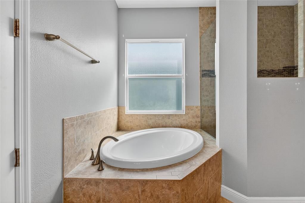 For Sale: $400,000 (4 beds, 3 baths, 2036 Square Feet)