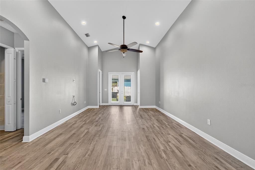 For Sale: $400,000 (4 beds, 3 baths, 2036 Square Feet)