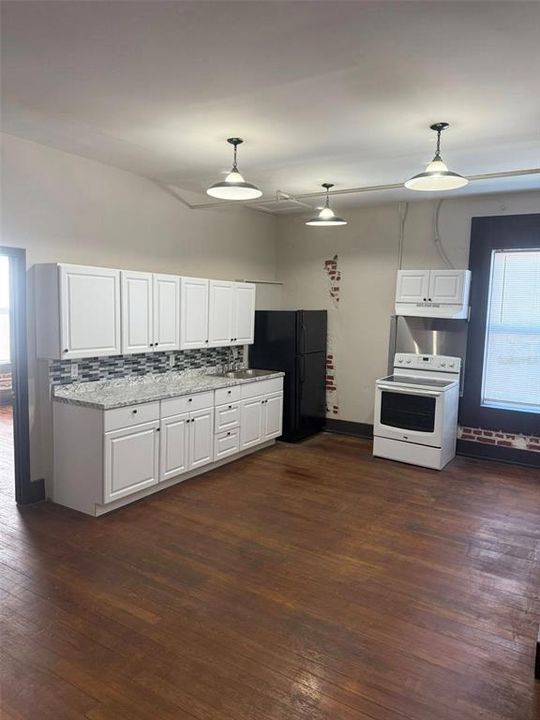 For Rent: $1,800 (2 beds, 1 baths, 850 Square Feet)