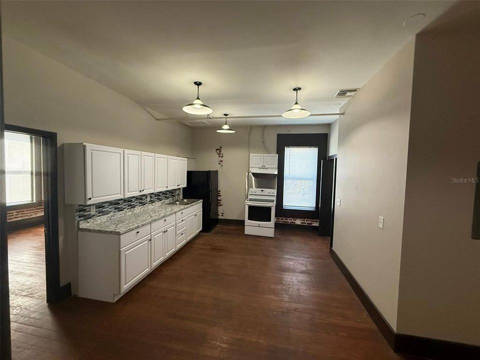 For Rent: $1,800 (2 beds, 1 baths, 850 Square Feet)