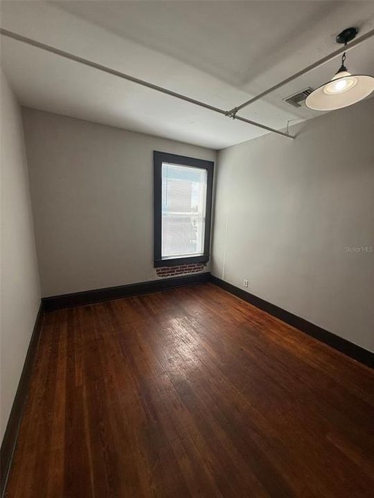 For Rent: $1,800 (2 beds, 1 baths, 850 Square Feet)