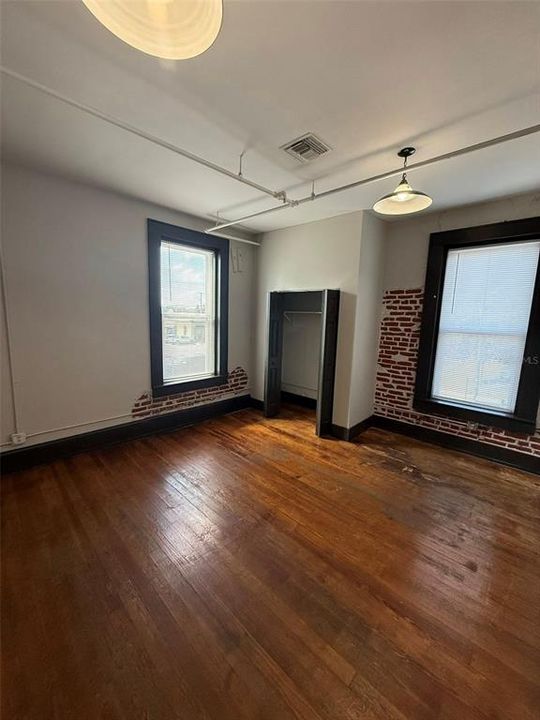 For Rent: $1,800 (2 beds, 1 baths, 850 Square Feet)