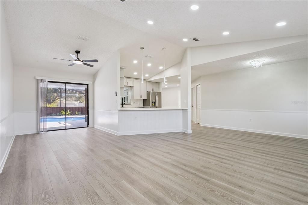 Под контрактом: $340,000 (4 спален, 2 ванн, 1759 Квадратных фут)