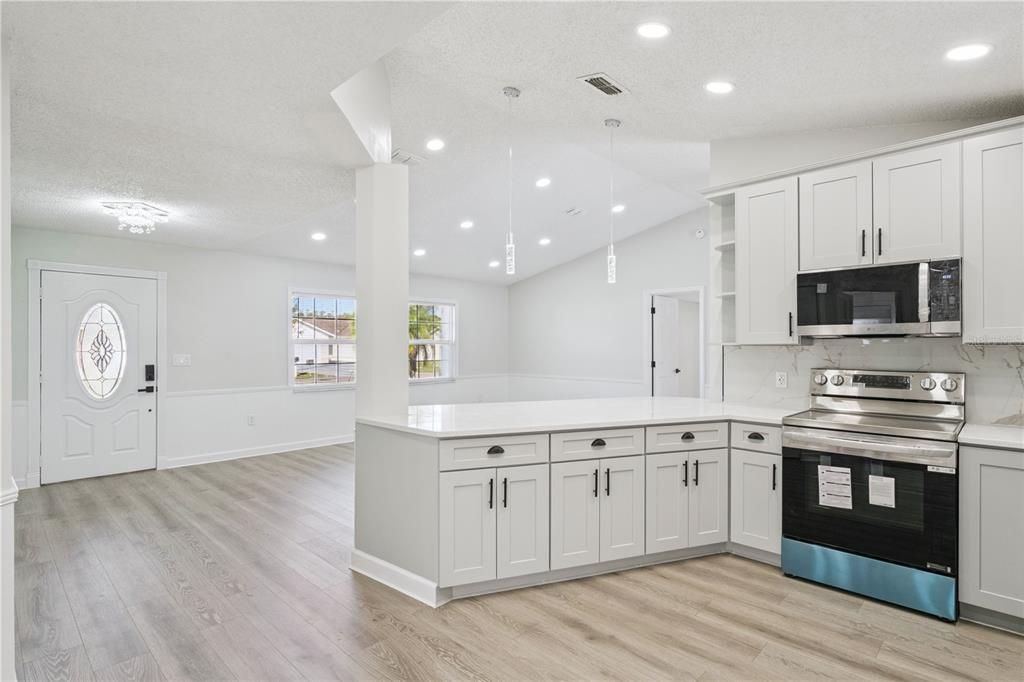 Под контрактом: $340,000 (4 спален, 2 ванн, 1759 Квадратных фут)